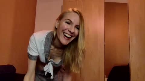 Snapshot of fanny_posy chatting on 12-29-24, 03:00 Fanny online show from 12-29-24, 03:00