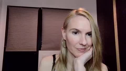 Snapshot of fanny_posy chatting on 01-03-25, 01:27 Fanny online show from 01-03-25, 01:27