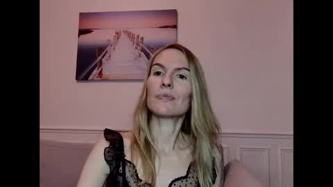 Snapshot of fanny_posy chatting on 01-08-25, 11:52 Fanny online show from 01-08-25, 11:52