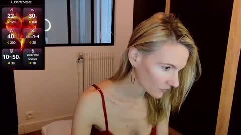 Snapshot of fanny_posy chatting on 03-04-25, 01:06 Fanny online show from 03-04-25, 01:06