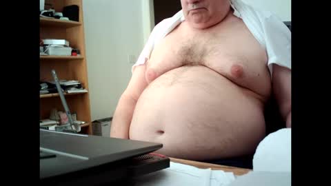 Snapshot of fatbellyitalian chatting on 10-15-25, 05:35 fatbellyitalian online show from 10-15-25, 05:35