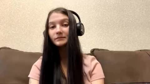 Snapshot of faustinabartosh chatting on 10-24-25, 07:49 Aurora 18yo online show from 10-24-25, 07:49