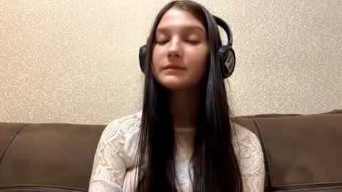 Snapshot of faustinabartosh chatting on 10-29-25, 10:17 Aurora 18yo online show from 10-29-25, 10:17