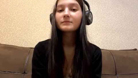 Snapshot of faustinabartosh chatting on 11-20-25, 08:36 Aurora 18yo online show from 11-20-25, 08:36