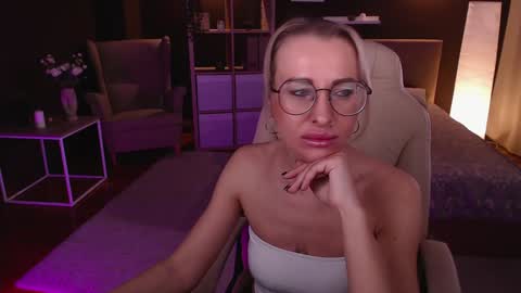 Snapshot of fay_dunaway chatting on 12-02-24, 12:29 Fay online show from 12-02-24, 12:29