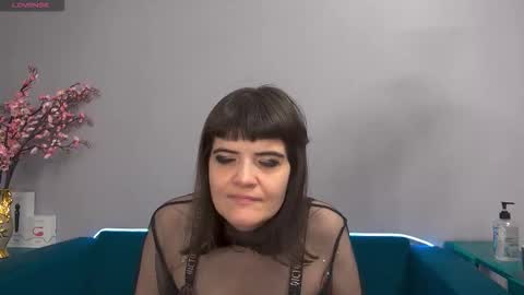 Snapshot of feelsgoodwoman chatting on 11-11-25, 12:32 Laura online show from 11-11-25, 12:32