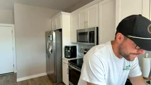 Ethan Slayher online show from 06-12-26, 01:10
