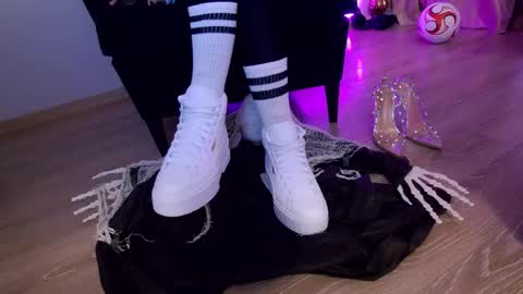 Snapshot of feetvibe chatting on 10-20-25, 07:20 FeetVibe online show from 10-20-25, 07:20