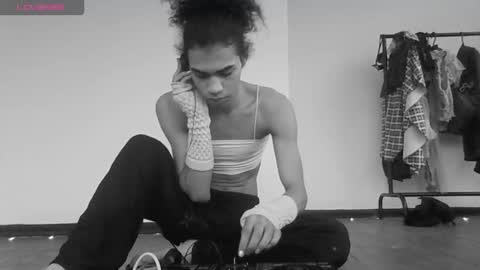 Snapshot of felinexoxo chatting on 10-20-25, 10:49 FELINE online show from 10-20-25, 10:49