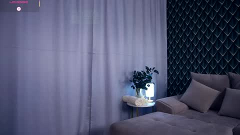 Snapshot of felissiany chatting on 10-12-25, 04:22 Hello im Nova online show from 10-12-25, 04:22