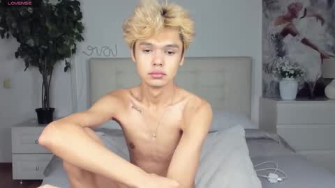 Snapshot of felix_rey chatting on 09-18-25, 01:35 Felix online show from 09-18-25, 01:35