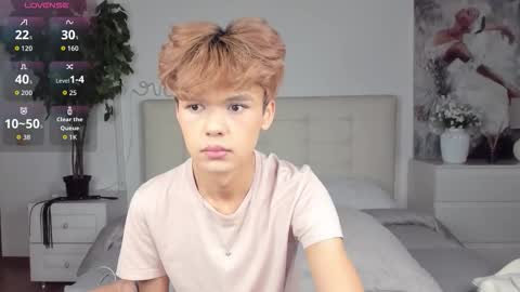 Snapshot of felix_rey chatting on 09-28-25, 04:12 Felix online show from 09-28-25, 04:12