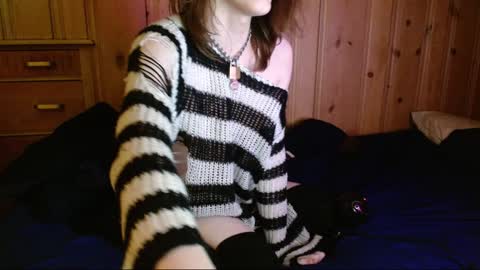 Snapshot of femboyflowers chatting on 01-25-25, 07:06 femboyflowers online show from 01-25-25, 07:06