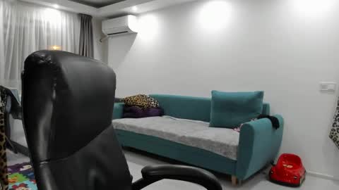 Snapshot of fetishcatalea chatting on 01-25-25, 08:31 Catalea DM online show from 01-25-25, 08:31