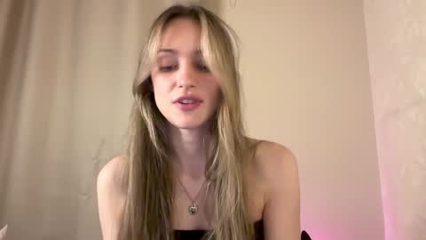 Snapshot of fflloowweerr chatting on 01-14-25, 01:38 Lisa online show from 01-14-25, 01:38