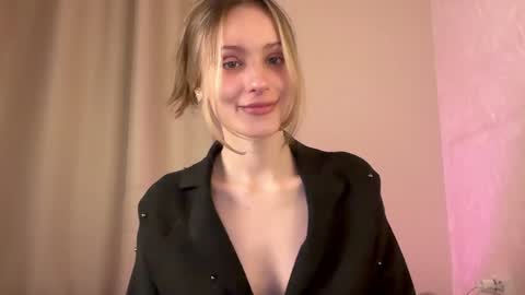 Snapshot of fflloowweerr chatting on 01-16-25, 12:53 Lisa online show from 01-16-25, 12:53