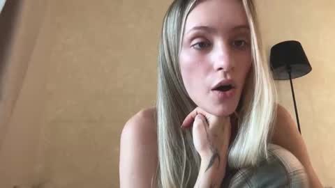 Snapshot of fflloowweerr chatting on 09-19-25, 09:32 Lisa online show from 09-19-25, 09:32