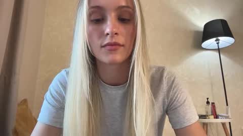 Snapshot of fflloowweerr chatting on 09-20-25, 10:49 Lisa online show from 09-20-25, 10:49