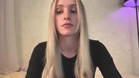 Snapshot of fflloowweerr chatting on 10-02-25, 12:12 Lisa online show from 10-02-25, 12:12