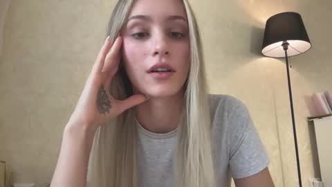 Snapshot of fflloowweerr chatting on 10-04-25, 08:23 Lisa online show from 10-04-25, 08:23