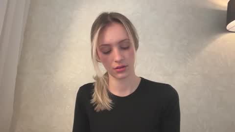 Snapshot of fflloowweerr chatting on 10-23-25, 08:35 Lisa online show from 10-23-25, 08:35