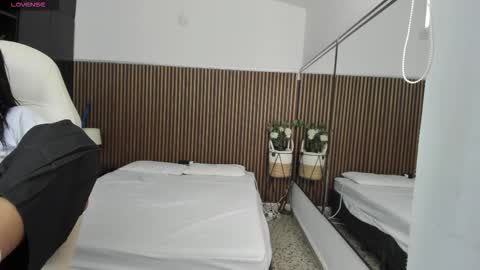 Snapshot of ffreyja_ chatting on 10-30-25, 04:30 Freyja online show from 10-30-25, 04:30