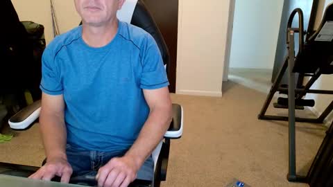 Snapshot of finding_ross chatting on 11-02-25, 09:06 Ross online show from 11-02-25, 09:06