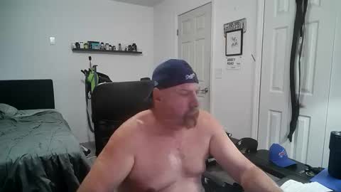 Snapshot of flaguy3233 chatting on 10-11-25, 01:05 Florida guy online show from 10-11-25, 01:05
