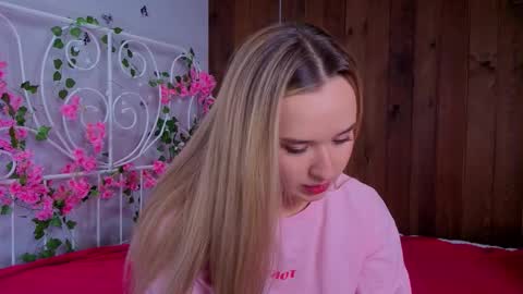 Snapshot of fletahargenrader chatting on 11-15-25, 08:22 Amina online show from 11-15-25, 08:22