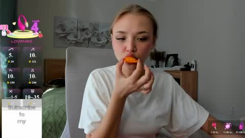 Snapshot of flooora_0 chatting on 05-02-26, 01:54 Mona online show from 05-02-26, 01:54