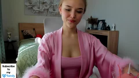 Snapshot of flooora_0 chatting on 05-12-26, 01:25 Mona online show from 05-12-26, 01:25