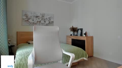 Snapshot of flooora_0 chatting on 05-29-26, 01:36 Mona online show from 05-29-26, 01:36