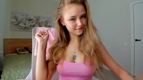 Snapshot of flooora_0 chatting on 06-05-26, 01:23 Mona online show from 06-05-26, 01:23