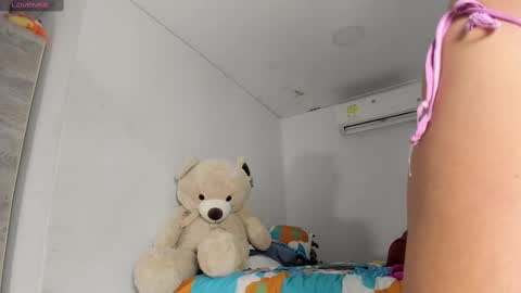 Snapshot of flor_herrera1 chatting on 11-22-25, 04:33 online show from 11-22-25, 04:33