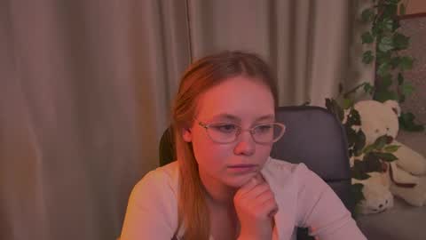 hey there guys im Flora no not the one from WInx. But I love magical stuff and especially I love nature. I dont know I thin online show from 06-05-26, 06:52