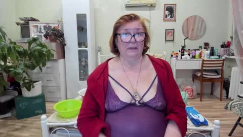 Snapshot of flowerlover8 chatting on 12-17-25, 07:31 Flowerlower online show from 12-17-25, 07:31