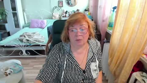 Snapshot of flowerlover8 chatting on 05-12-26, 06:21 Flowerlower online show from 05-12-26, 06:21