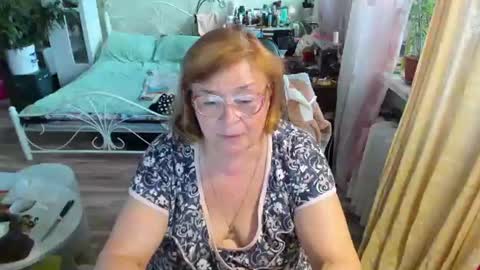 Snapshot of flowerlover8 chatting on 06-09-26, 05:57 Flowerlower online show from 06-09-26, 05:57