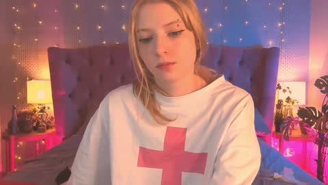 Mia online show from 03-07-25, 07:19