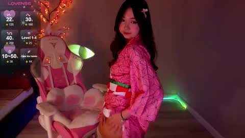 Snapshot of fluffy_rose chatting on 10-31-25, 05:58 Rose online show from 10-31-25, 05:58