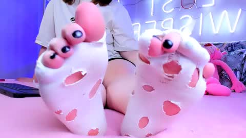 Snapshot of footfetish_baby chatting on 12-18-24, 04:39 Molly online show from 12-18-24, 04:39