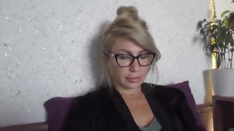 fox_red_lady7 online show from 10-26-25, 06:41