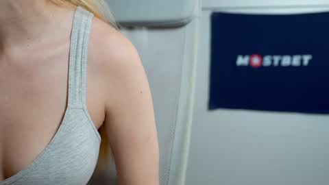 Snapshot of foxeslovefoxes chatting on 01-08-25, 06:20 CUSTOM PHOTOS AND VIDEOS - online show from 01-08-25, 06:20