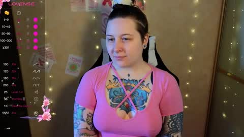 Snapshot of foxgirlandmerguis chatting on 05-25-26, 06:19 Belinda online show from 05-25-26, 06:19