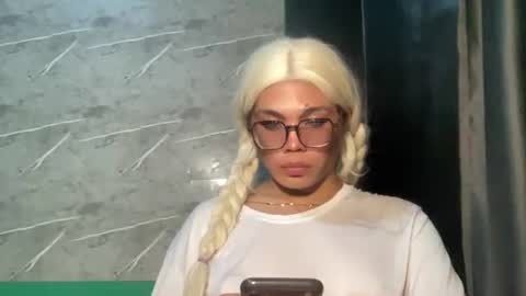Snapshot of foxli_xx chatting on 06-09-26, 11:33 KITTY online show from 06-09-26, 11:33