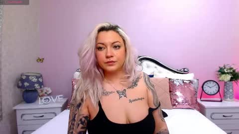 Snapshot of foxxyclarise chatting on 05-05-26, 10:18 Clarise online show from 05-05-26, 10:18