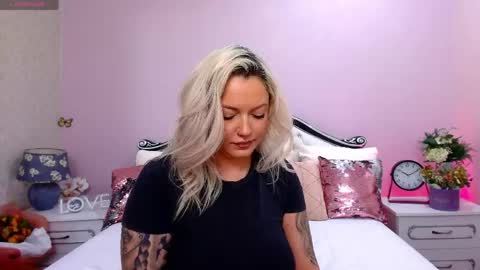 Snapshot of foxxyclarise chatting on 05-12-26, 05:43 Clarise online show from 05-12-26, 05:43