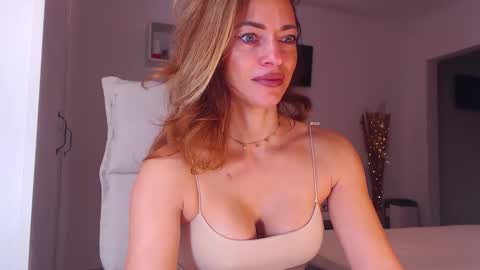 Adela - Single mom. 40 y online show from 10-14-25, 06:36
