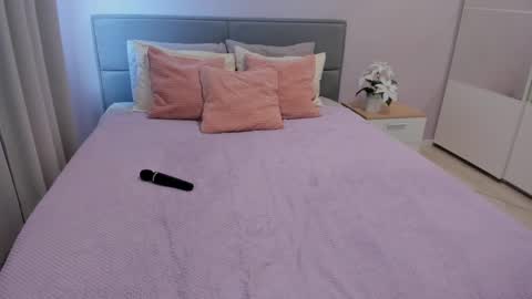 Snapshot of foxynika_ chatting on 02-18-25, 08:27 Nikadont forgot give me thumbs up online show from 02-18-25, 08:27