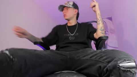 Snapshot of fran_boy_ chatting on 11-25-25, 04:45 Fran online show from 11-25-25, 04:45